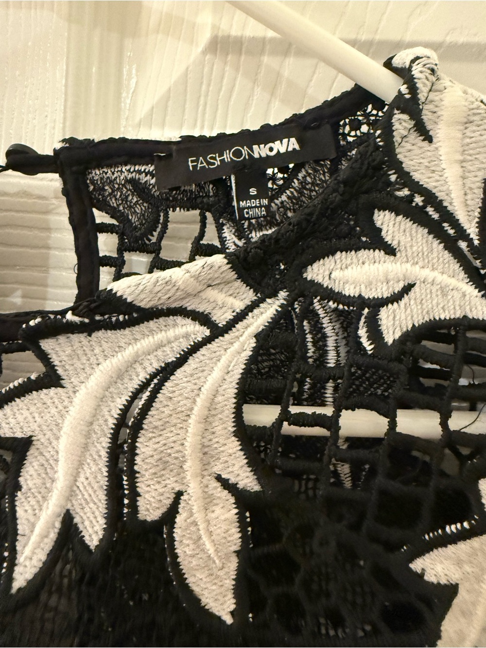 Black & White Floral Lace Long-Sleeve Crop Top - Picture 6 of 10